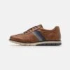Bugatti Simone Comfort - Sneakers Laag - Cognac 1 Bugatti Simone Comfort - Sneakers Laag - Cognac -Bugatti Winkel 883b94ae78e3441aa882a2d7c7a36fcd