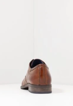 Bugatti Lair - Veterschoenen - Cognac -Bugatti Winkel b2f7f5cef1ca4dcf980a3bc5286f31aa